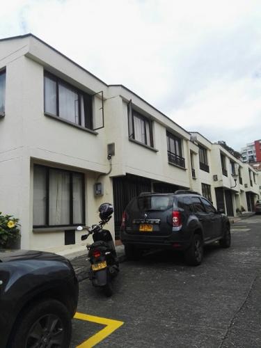 Casa duplex en conjunto residencial cerca a la terminal de Transporte