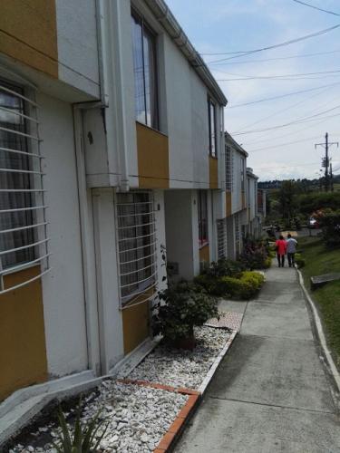 Casa duplex conjunto residencial cerca al Aeropuerto