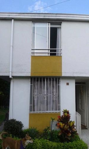 Vendo casa duplex esquinera en conjunto residencial cerca al Aeropuerto