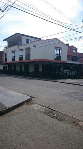 Vendo casa 3 niveles en Buen barrio de la Virginia