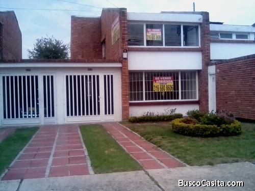 CASA DE 238 METROS CUADRADOS MAS APARTAMENTO INDEPENDIENTE INCLUIDO de 100 metros cuadrados, con servicios y nomenclatura independiente, en el terreno