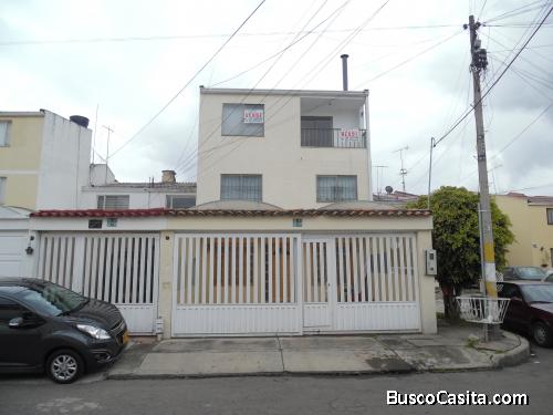 HERMOSA CASA TRES NIVELES REMODELADA  BIEN UBICADA