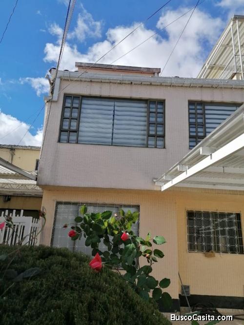 SE VENDE CASA DE DOS PISOS EN MODELIA