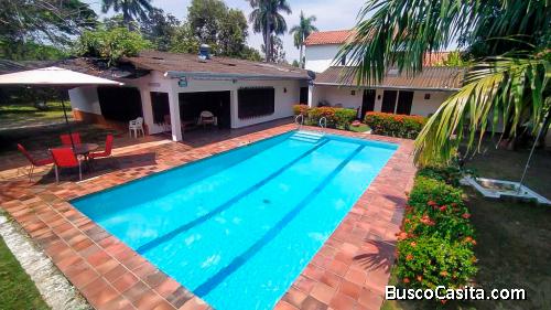 Casa de campo en venta en Ricaurte, Cundinamarca, con piscina y amplio lote