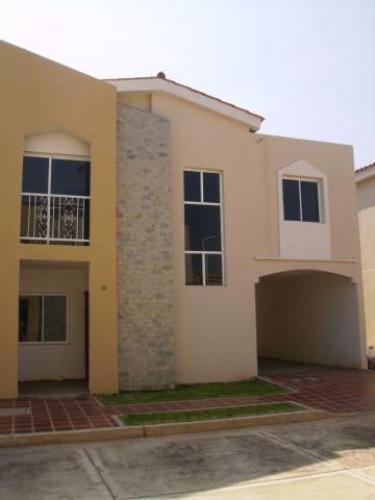Excelente Townhouse en VENTA - Av. Goajira  ( MLS: 11-6253 ) 