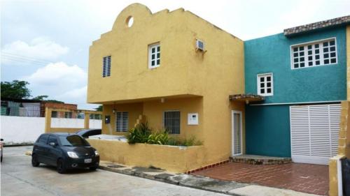 clienteinmobiliario vende town house en Naguanagua excelente acceso a la autopista. MLS #11-6751