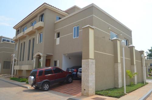 townhouse en venta Maracaibo sector isla dorada oscar romero