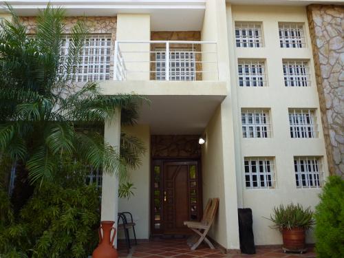 SE VENDE HERMOSA Y AMPLIA CASA EN VILLA PRIVADA 450 Mts2 - Avenida Fuerzas Armadas (Zona Norte)