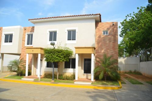 townhouse en venta Maracaibo fuerzas armadas oscar romero remax millenium
