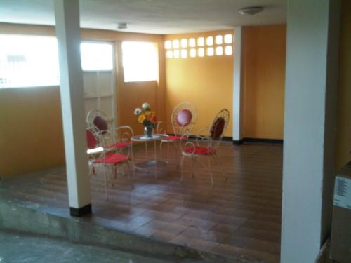 SE VENDE A BUEN PRECIO CASA DE 2 PLANTAS AL LADO DE URBE, UBICADA EN URB.