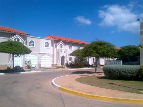 Casa en Venta Avenida Milagro Norte Maracaibo (MLS 13-8407nzerpa)