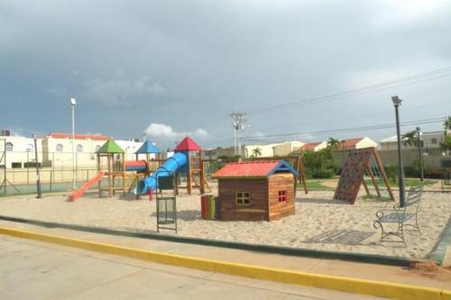 Villa Cerrada en Venta en la av Milagro Norte de Maracaibo