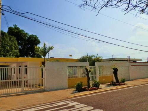 Cód. 13-7317. Casa en Venta en Maracaibo. Urb. La California 