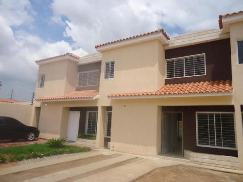 Townhouse semi gris zona norte marcaibo