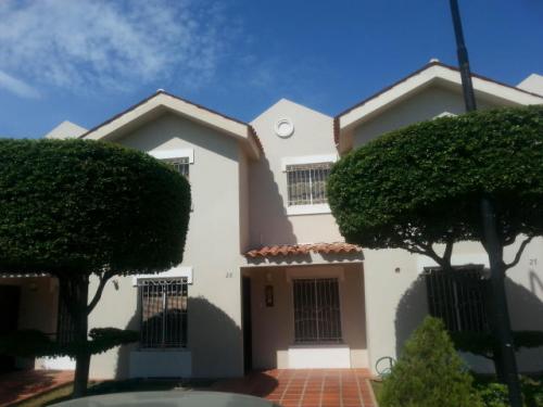 townhouse en venta Av. Goajira Maracaibo mls 14-6356