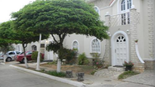 Cód.14-9581. Casa en Venta en Maracaibo. Av. Milagro Norte 