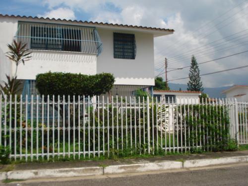 Excelenta Casa de Esquina en la Campiña 178 M2