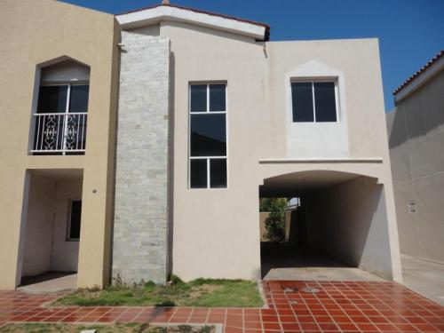 townhouse en venta en avenida goajira en maracaibo mls 14-5033