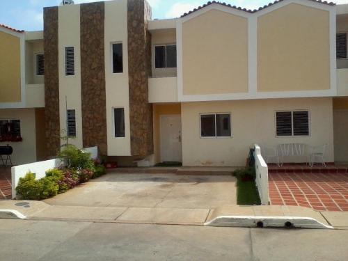 townhouse en venta en circunvalacion dos en maracaibo mls 14-936