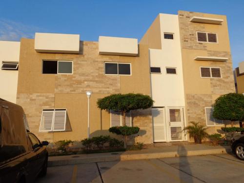 Townhouse en venta Goajira Maracaibo MLS 14-8357