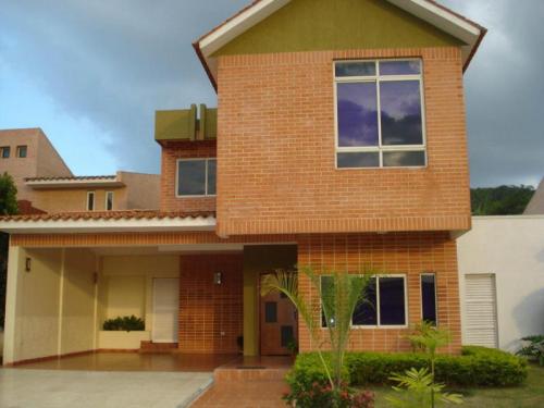  Venta de Bella Casa en Guataparo Country Club Valencia Código MVM MLS139042