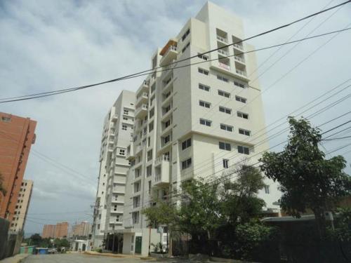 14-4965 ASESORA INMOBILIARIA LE VENDE SU APARTAMENTO EN MARACAIBO, LA LAGO