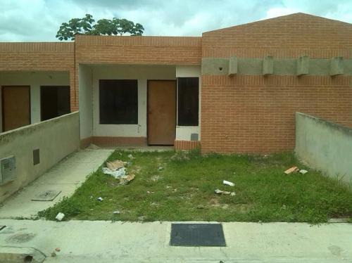 Casa en obra gris