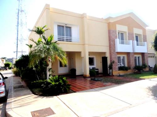 15-1611 CASA TOWNHOUSE en venta en Maracaibo, Av. Universidad