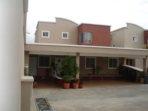 VENDO CASA TOTALMENTE REMODELADA URB CIUDAD ROCA 