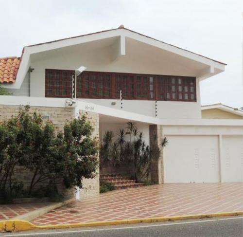 15-6847 Casa en venta en Maracaibo, Urbanización La Lago