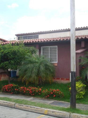VENDO BELLA CASA EN LA URB LOS APAMATES 