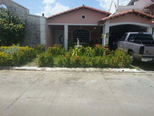 Invirmar&Service C.A., Vende hermosa casa en Urb. Laguna Paraiso.