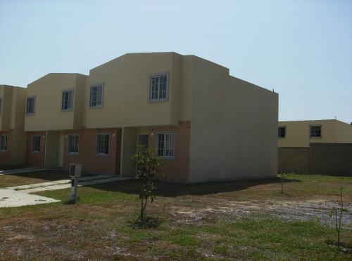 EN VENTA TOWN HOUSE A ESTRENAR 97 MTS 2 HAB 1 BAÑO 2 PSTOS CONJUNTO CERRADO