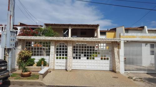 Casa en calle cerrada lago mar beach fuerzas armadas maracaibo