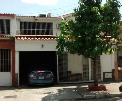 Casa de dos plantas con local comercial en parque residencial la esmeralda