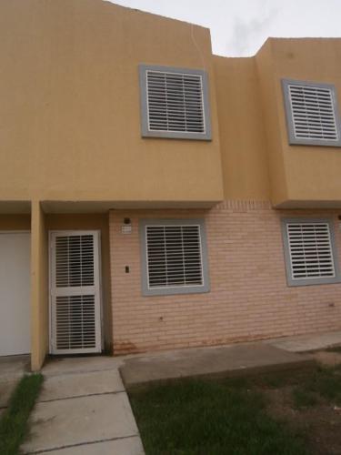 OFERTA ESPECIAL ,Townhouse, en Parque VALENCIA, CONJUNTO CERRADO