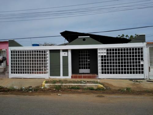 SE VENDE CASA URBANIZACION MONSEÑOR ITURRIZA