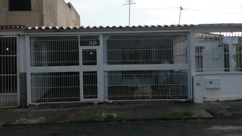 Se vende hermosa y acogedora casa en parque valencia.   cuenta con 197 m2 de construcción.  03 habitaciones.  03 baños.  sala.  comedor.  cocina empot