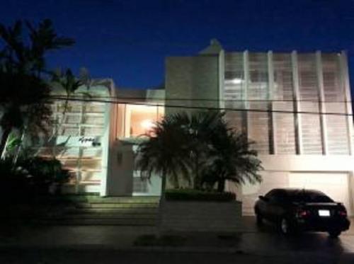 TE VENDO CASA. EN JUANA DE AVILA LLAMA YA.