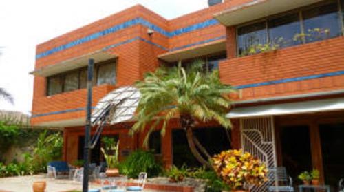 TE VENDO CASA. EN LA LAGO. LLAMA YA.