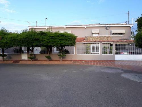 SE ESTRENA EN EL MERCADO EXCLUSIVO TOWN HOUSE EN SANTA FE II.