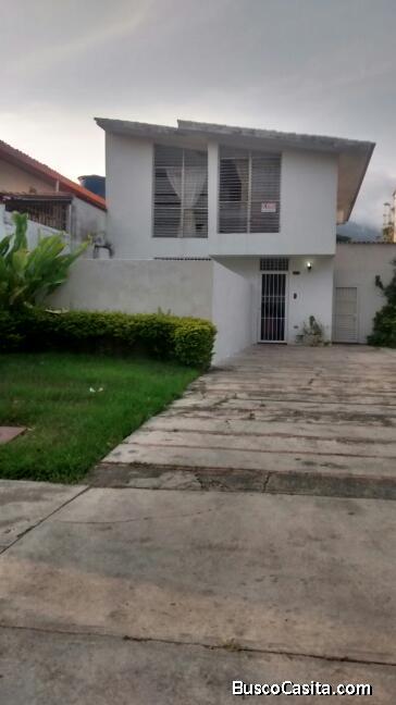 SKY GROUP Vende amplia casa en la Urb. Chaguaramal- Naguanagua