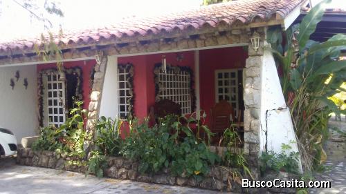 SKY GROUP Vende espaciosa casa en la Urb Las Morochas en San Diego, Valencia.