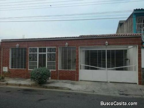 SKY GROUP Vende hermosa casa en la Urbanización La Esmeralda, ubicado en San Diego, Estado Carabobo.