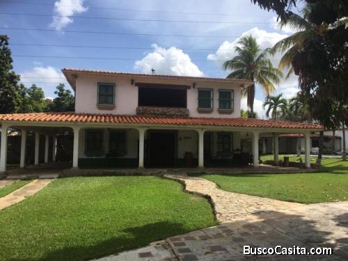 SKY GROUP Vende, Bella y Cómoda Casa Ubicada en Mañongo, Estado Carabobo.