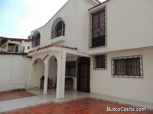 SKY GROUP Vende hermosa Casa-Quinta en Urb El Centro 