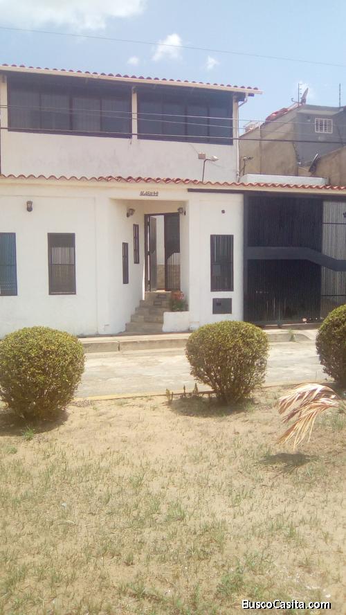 En venta Acogedora casa de dos niveles con bella cocina en Villa Icabarú, Puerto Ordaz, Venezuela 