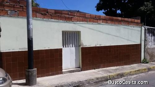 SKY GROUP Vende cómoda y favorable casa en Barrio Independencia, ubicada en Maracay Estado Aragua