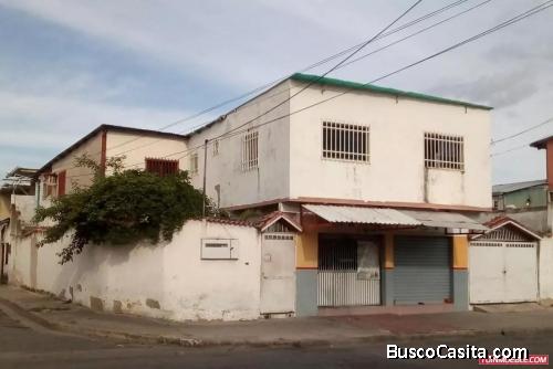 SKY GROUP LAS DELICIAS VENDE Casa de DOS PLANTAS en Barrio Santa Rosa