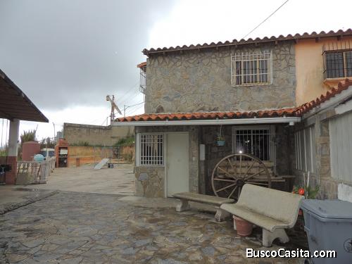 VENDO BELLA TOWN HOUSE CON TERRENO DE GRAN TAMAÑO.